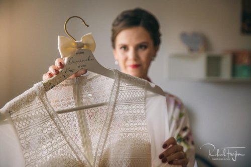 Nevesta Dominika v jednoduchých svadobných šatách Obus.