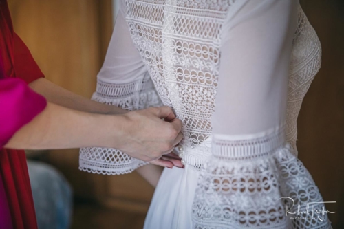 Nevesta Dominika v jednoduchých svadobných šatách Obus.