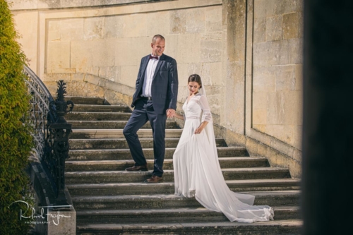 Nevesta Dominika v jednoduchých svadobných šatách Obus.